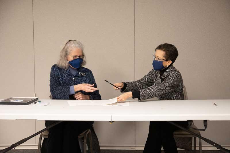 Geneseo Mayor Margaret Duff and SUNY Geneseo President Denise Battles signing the compact